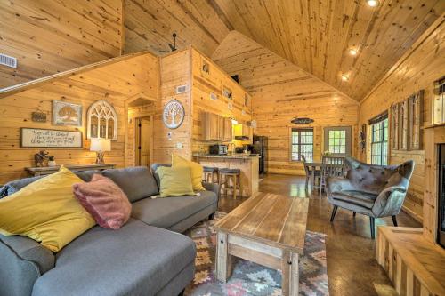 4 Mi to Beavers Bend: Cabin w/ Hot Tub & Games, Broken Bow (foto 4)