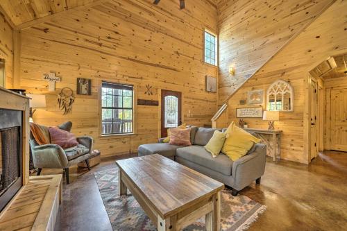 4 Mi to Beavers Bend: Cabin w/ Hot Tub & Games, Broken Bow (foto 6)