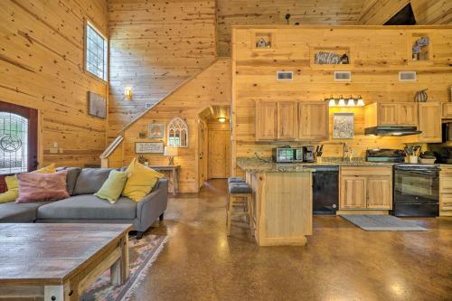 Cabin with Games and Hot Tub, 4 Mi to Beavers Bend!