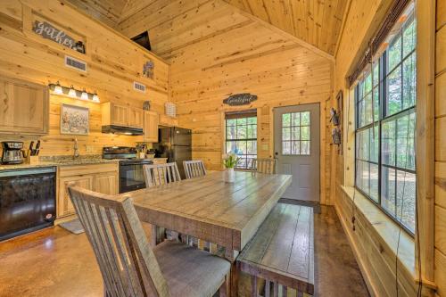 Cabin with Games and Hot Tub, 4 Mi to Beavers Bend!