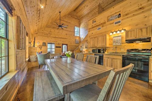 Cabin with Games and Hot Tub, 4 Mi to Beavers Bend!