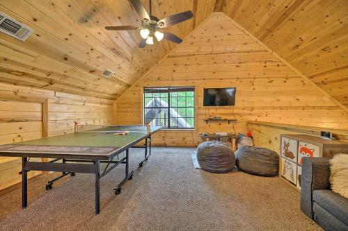 Cabin with Games and Hot Tub, 4 Mi to Beavers Bend!