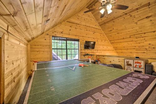 Cabin with Games and Hot Tub, 4 Mi to Beavers Bend!