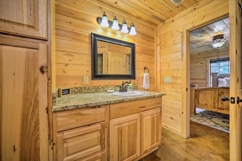 Cabin with Games and Hot Tub, 4 Mi to Beavers Bend!