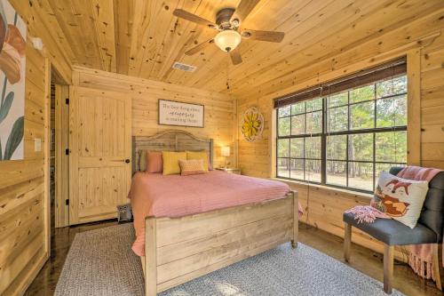 Cabin with Games and Hot Tub, 4 Mi to Beavers Bend!