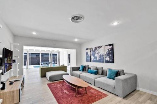 Spacious Modern Home 5BR Heated Pool, 9mn to Beach in Miami, USA