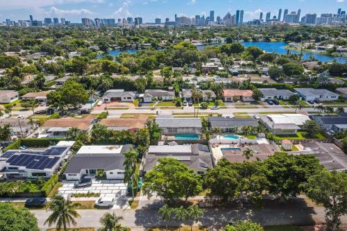 Spacious Modern Home 5BR Heated Pool, 9mn to Beach in Miami, USA
