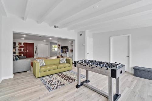 Spacious Modern Home 5BR Heated Pool, 9mn to Beach in Miami, USA