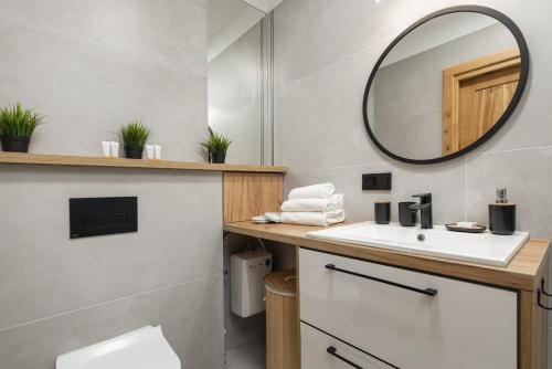 One-Bedroom Apartment image 6