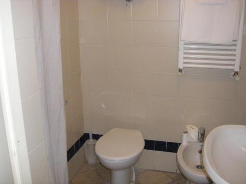 Double or Twin Room image 7