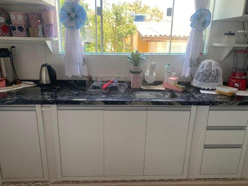 Kitchen, Casa Familia: Praia, Campeche e Conforto in Morro das Pedras