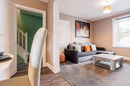 Picture of Weekly Monthly Deal-4 Beds-Large House-Driveway By Lima Apartments Ltd