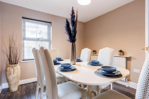 Picture of Weekly Monthly Deal-4 Beds-Large House-Driveway By Lima Apartments Ltd