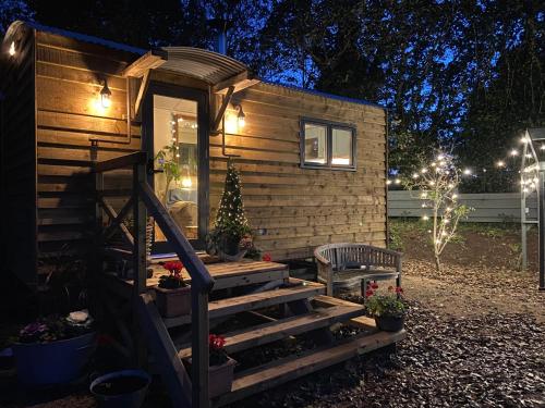 Cosy Double Shepherds Hut In Beautiful Wicklow With Underfloor Heating Throughout