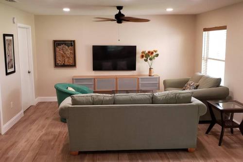 Közös társalgó / TV, Little Ridge Ranch-East House Quiet Country Getaway-Pet Friendly! in Micanopy (FL)