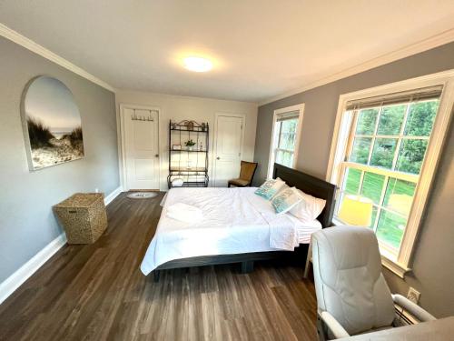 Lakeview Home 3 Private Beaches w/ Kayaks, on Squantz Pond in New Fairfield, USA