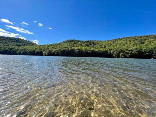 Lakeview Home 3 Private Beaches w/ Kayaks, on Squantz Pond in New Fairfield, USA