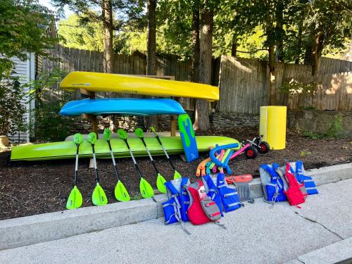 Lakeview Home 3 Private Beaches w/ Kayaks, on Squantz Pond in New Fairfield, USA