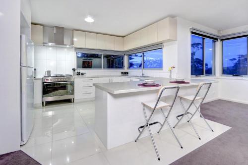 Kitchen, Serenity Guest House near Arthurs Seat Summit