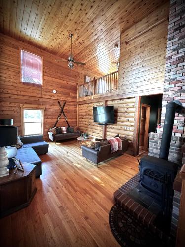 HGTV Log Cabin near Lake Willoughby, Burke, Jaypeak ang Kingdom Trails in Westmore
