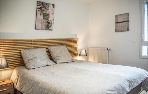 Nice apartment in Saint Quay Portrieux w/ 2 Bedrooms - image 11