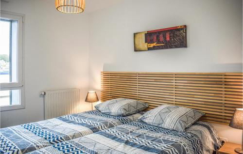 Nice apartment in Saint Quay Portrieux w/ 2 Bedrooms - image 8