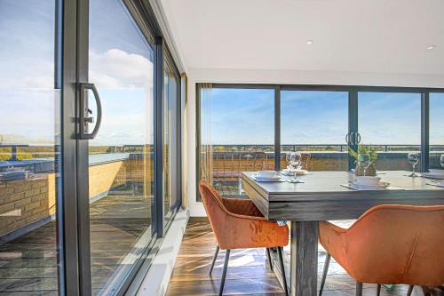 Luxury Penthouse Apartment - Central MK - Pool Table, Balcony, Fast WiFi, Free Parking and Smart TVs with Sky TV and Netflix by Yoko Property - Milton Keynes