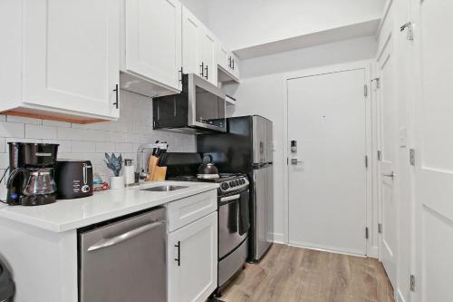 Studio Apt with Laundry Near Shops! - Montrose Studio rep - image 8