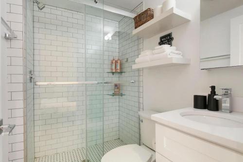 Studio Apt with Laundry Near Shops! - Montrose Studio rep - image 2