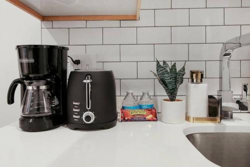 Studio Apt with Laundry Near Shops! - Montrose Studio rep - image 5