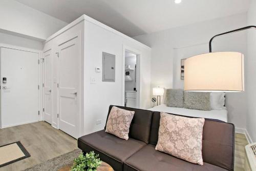 Studio Apt with Laundry Near Shops! - Montrose Studio rep - image 9