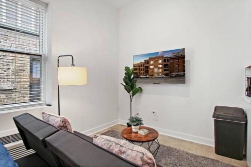 Studio Apt with Laundry Near Shops! - Montrose Studio rep - image 3