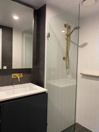 Bathroom, Central Canberra City apartment with study and full amenities. in Majura