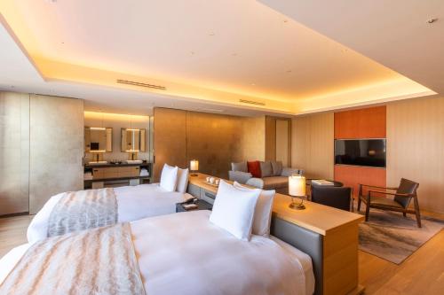 Modern Junior Suite with Free Lounge Access