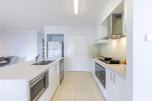 кухня, 13 Morna Point Rd pet friendly boat parking house on one level in Анна Бей