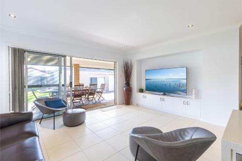 13 Morna Point Rd pet friendly boat parking house on one level in Анна Бей