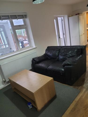 No 6 Decent Home (Cozy double bedroom) - Accommodation - Ashton under Lyne