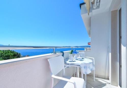 Apartments Neve - 100 m from pebble beach