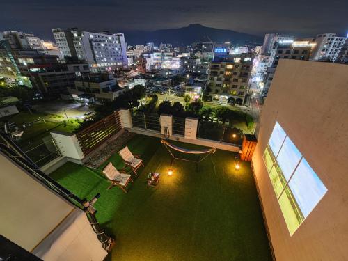 balcon/terrasse, The Island Blue Hotel near Galerie Lee Joong Seop