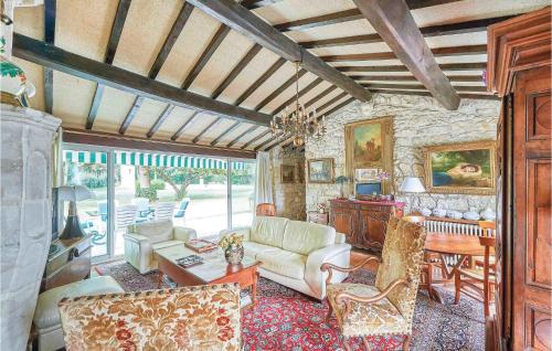 Cozy Home In Saint-vivien-de-medoc With Wifi