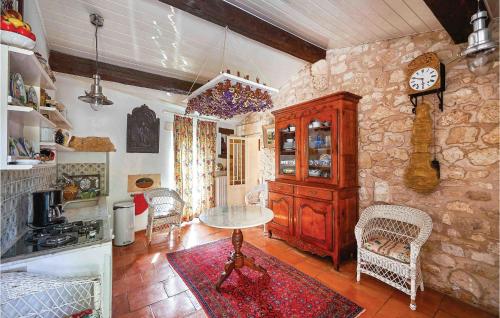 Cozy Home In Saint-vivien-de-medoc With Wifi