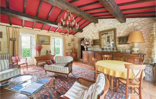 Cozy Home In Saint-vivien-de-medoc With Wifi