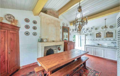 Cozy Home In Saint-vivien-de-medoc With Wifi