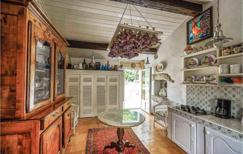 Cozy Home In Saint-vivien-de-medoc With Wifi