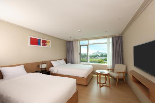 Family Twin Room with Hanok Village View