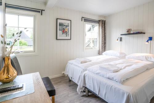 2 twin beds