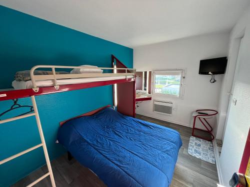 1 double bed, 1 bunk bed