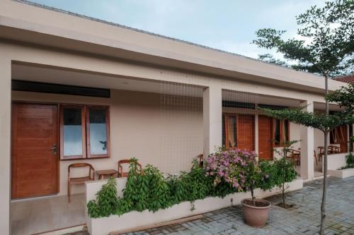 Exterior view, RedDoorz Plus Syariah @ Hotel Indonesia Kajen in Karanganyar