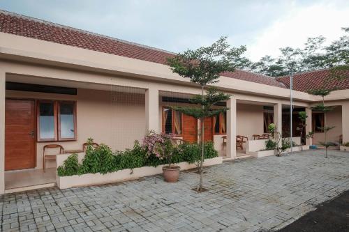 Garden, RedDoorz Plus Syariah @ Hotel Indonesia Kajen in Karanganyar