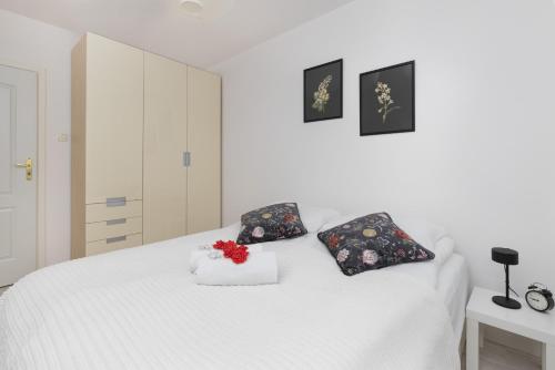One-Bedroom Apartment image 5